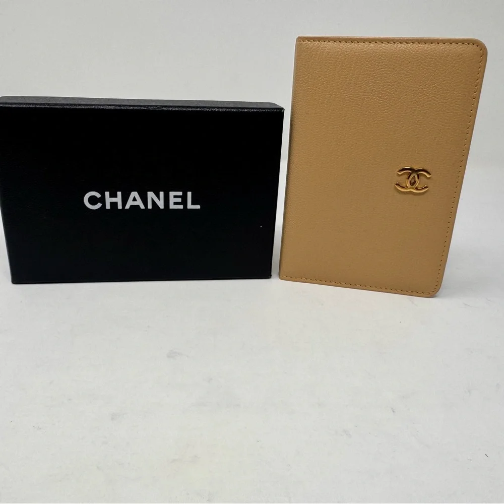 💯💎Authentic💎CHANEL Beige gold leather card holder w/ gold CC logo